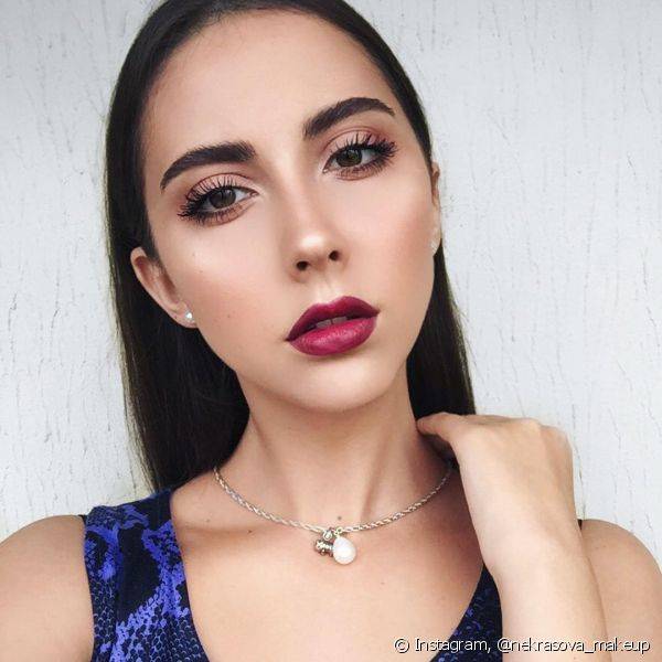 Veja como fazer uma maquiagem combinando com a roupa roxa e arrase no look! (Foto: Instagram @nekrasova_makeup)
